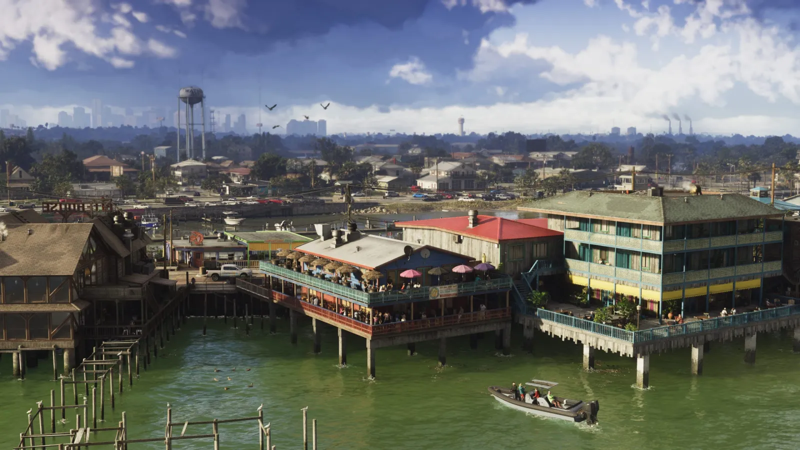 Une ville sur pilotis lumineuse en plein jour au-dessus de l'eau verte de Grassrivers dans GTA 6, la silhouette urbaine derrière